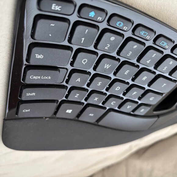 Microsoft Sculpt Ergonomic Wireless Keyboard Model 1559 - Picture 6 of 6